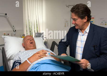 Patienten werden unter der Aufsicht von GP im Aufwachraum nach Operation an einem Tag Chirurgie, Cobham, Surrey, UK. Stockfoto