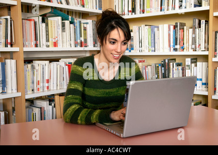 Junge Studentin mit einem Computer arbeiten. Stockfoto