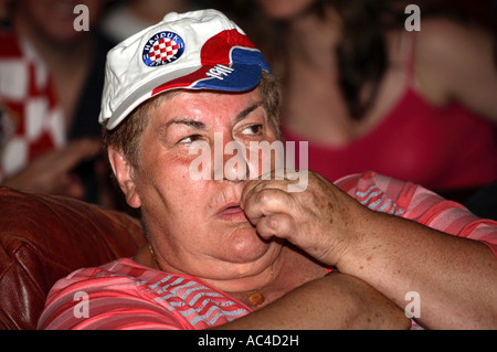 Behäbige kroatischen Lüfter beobachten ihre Spiel Vs Japan, 2006 World Cup Finals, Cadogan Arms Pub, Kings Road, London Stockfoto