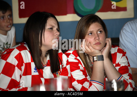 Kroatische Fans beobachten WM-Spiel gegen Japan in Cadogan Arms, London Pub Stockfoto