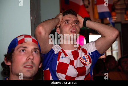 Kroatische Fans beobachten WM-Spiel gegen Japan in London Pub Stockfoto