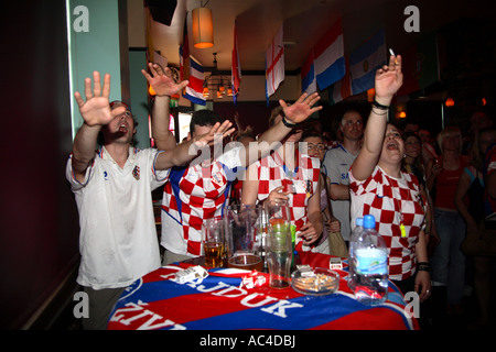 Kroatischen Fans beobachten ihre Team Vs Japan, 2006 World Cup Finals, Cadogan Arms Pub, Kings Road, London Stockfoto