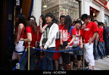 South Korea (Republik) Fans Line-up außerhalb Cafe de Paris vor 2006 World Cup Finals Spiel Vs Frankreich, London Stockfoto