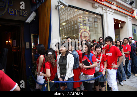 South Korea (Republik) Fans Line-up außerhalb Cafe de Paris vor 2006 World Cup Finals Spiel Vs Frankreich, London Stockfoto