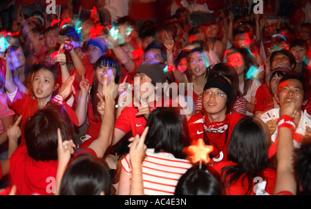 South Korea (Republik) Fans beobachten 2006 World Cup Finals gezogen Spiel Vs Frankreich, Cafe de Paris, London Stockfoto