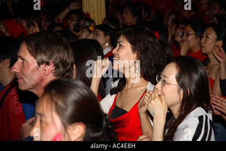 Aus dem Westen umgeben von den südkoreanischen Fans feiern Ziel während 2006 World Cup Finals zeichnen Vs Frankreich, Cafe de Paris, London Stockfoto