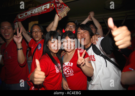 South Korea (Republik) Fans feiern nach 2006 World Cup Finals gezogen Vs Frankreich, Cafe de Paris, London Spiel Stockfoto