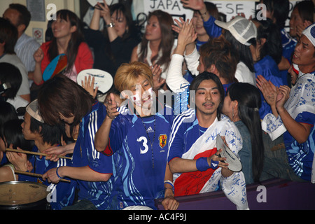 Japanischen Fans beobachten ihre 1-4 Niederlage gegen Brasilien, WM-Finale 2006, Moon Under Water Bar, London Stockfoto