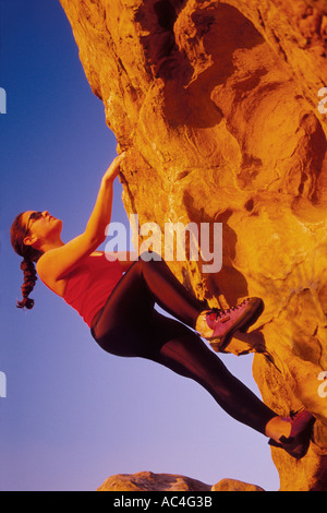 weibliche Kletterer Bouldern im Eidechsen Mund Santa Barbara Kalifornien Stockfoto