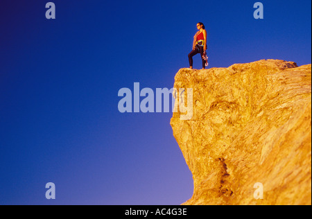 weibliche Kletterer Bouldern im Eidechsen Mund Santa Barbara Kalifornien Stockfoto