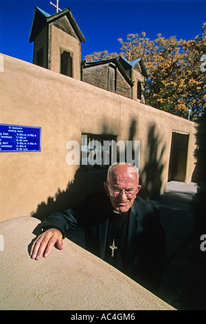 Ein Priester außerhalb El Santuario de Chimayo auch bekannt als die "Lourdes of America" in New Mexico. Stockfoto