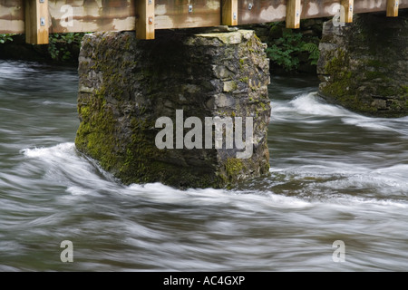 Steg-Unterstützung über Fluß Rothay nahe Rydal, Cumbria Stockfoto