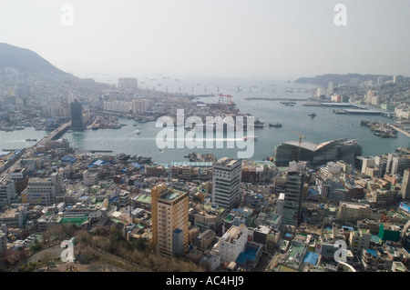 Blick auf Hafen in Busan, Südkorea, aus Busan Tower. Stockfoto