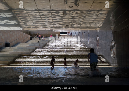 Kinder spielen im Wasser zu Ross es Landing Park Plaza in Chattanooga, Tennessee. Stockfoto