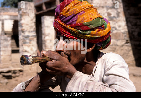 Indien Rajasthan Hash Haschisch rauchen Pfeife Mann Droge Stockfoto