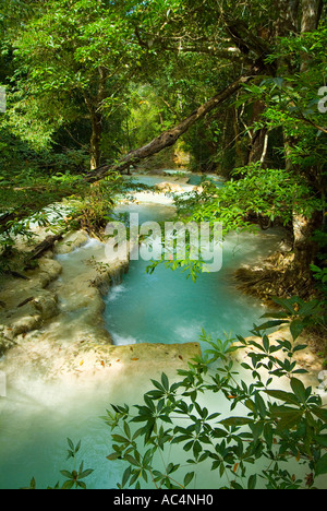 Blaue Erawan Wasserfall im Regenwald, Erawan National Park, Thailand Stockfoto