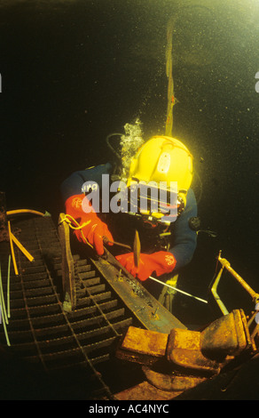 Gewerblicher Taucher arbeiten Unterwasserschweißen mit einer Sauerstofflanze Stockfoto