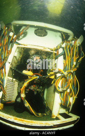 Gewerblicher Taucher im Training kniend in den nassen Glocke Stockfoto