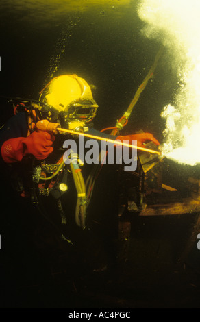 Gewerblicher Taucher unter Wasser mit Sauerstofflanze Schweißen. Stockfoto