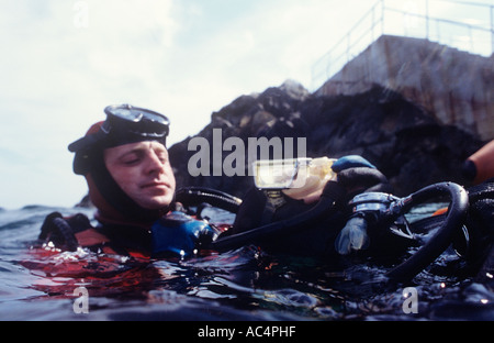 Suche und Rettung Taucher Abschleppen Opfer. Stockfoto