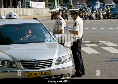 Verkehrskontrolle der Polizei eine Taxi-Seoul-Südkorea Stockfoto