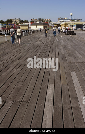 Besucher der Clacton Pier Essex Stockfoto