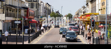 Die Hauptstraße mit Arkaden, führt zum Strand von Clacton auf Sea, Essex Stockfoto