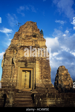 Goldener Sonnenuntergang über dem Turm am Banteay Srei Tempel Angkor Wat Kambodscha Stockfoto