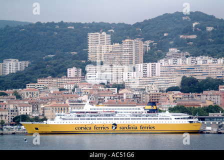 Ajaccio Fährhafen mit angedockten vor am Wasser Ferienwohnungen und Hotel-Blöcke Stockfoto