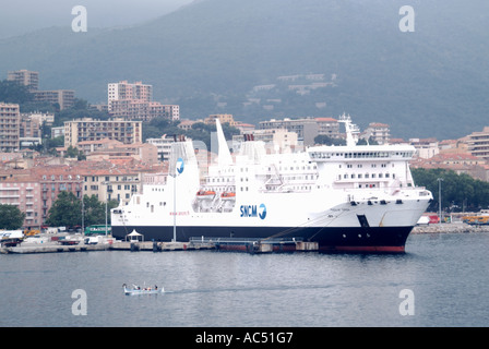 Ajaccio mit SNCM Fährhafen angedockt an Wasser Wohnung und Hotel-Blöcke Stockfoto