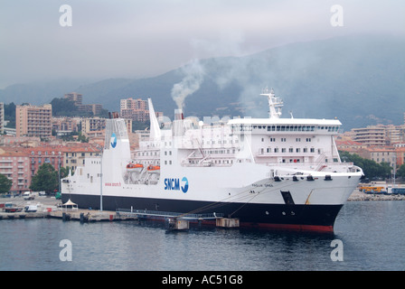 Hafen von Ajaccio mit SNCM Fähre angedockt vor am Wasser Hotel und Wohnung Blöcke Rauch aus Schiffen Trichter Stockfoto