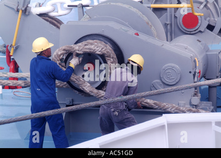 Ajaccio Hafen Kreuzfahrt Schiffsbesatzung Führung heavy-Duty Festmacher Seil beim Andocken Verfahren Stockfoto