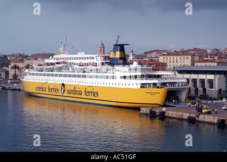 Ajaccio-Hafen mit der Fähre entlang der Uferpromenade mit Heck Türen öffnen für das Laden, entladen angedockt Stockfoto