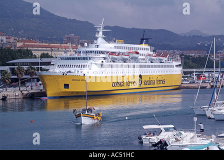 Hafen von Ajaccio mit gelb und weiß Corsica Sardinia Ferries Geschäftsfährschiff an der Uferpromenade mit kleinen Yachthafenbooten in der Nähe von Frankreich EU Stockfoto