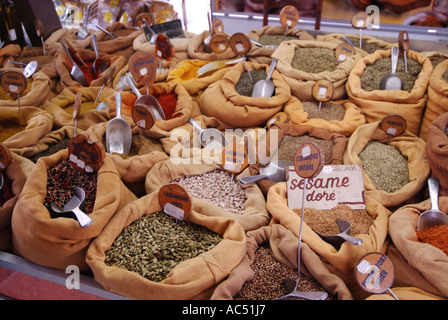 Ajaccio Freiluftmarkt aus nächster Nähe mit sorgfältig ausgestellten offenen Säcken mit verschiedenen Gewürzen, die im Mittelmeer-Korsika Frankreich verkauft werden Stockfoto
