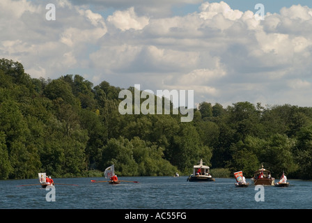 Swan Upping die Themse in der Nähe von Henley on Thames Rudern in Richtung Wargrave Berkshire England 2007 Stockfoto