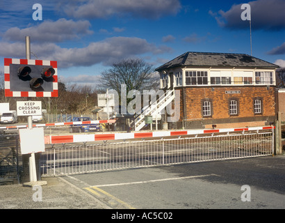 Ein Bahnübergang in Großbritannien mit der Barriere gesenkt Stockfoto