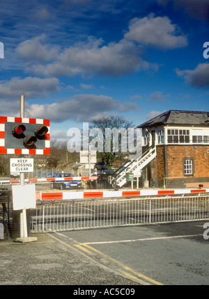 Bahnübergang in Großbritannien mit der Barriere gesenkt Stockfoto