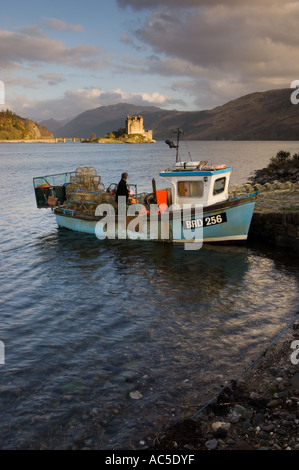 Fischer und Boot Eilean Donan Castle Loch Duich Scotland UK Stockfoto