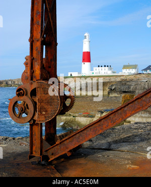 Rostige alte Boot Seilwinde auf der Klippe in der Nähe von Portland Bill Leuchtturm zeigt die Zahnräder und Getriebe noch befestigt Stockfoto