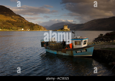 Fischer und Boot Eilean Donan Castle Loch Duich Scotland UK Stockfoto