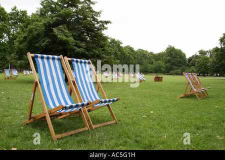 Liegestühle im St James Park London England uk Stockfoto