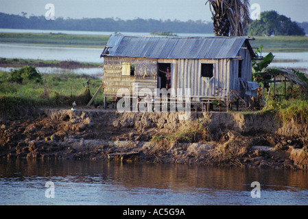 September 2002 Amazonas Brasilien Frau und Kinder in Hütte am Amazonas-Nebenfluss zwischen Manaus und Richtung James Sturcke Stockfoto