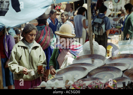 Oktober 2002 Markt zwei einheimische Frauen in Pisac in der Nähe von Cusco Peru James Sturcke Stockfoto