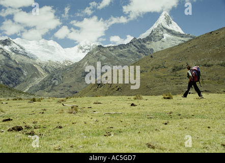 Oktober 2002 in einer Schleife durchlaufen Berge der Cordillera Blanca Peru James Sturcke Wanderer auf Santa Cruz Stockfoto