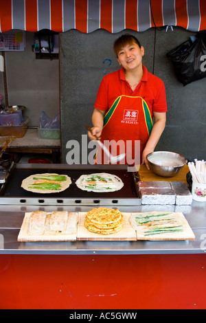 Koreanische Pfannkuchen am Markt Chungcheongbuk Braten Frau tun Provinz South Korea Stockfoto