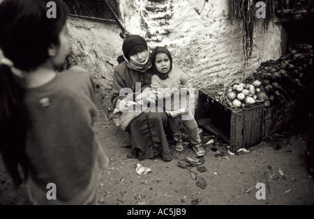 Marokko-Rabat-Eltern und Kind in den Gassen Stockfoto