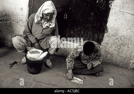 Marokko-Rabat-Eltern und Kind in den Gassen Stockfoto