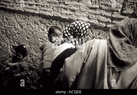 Marokko-Rabat-Eltern und Kind in den Gassen Stockfoto