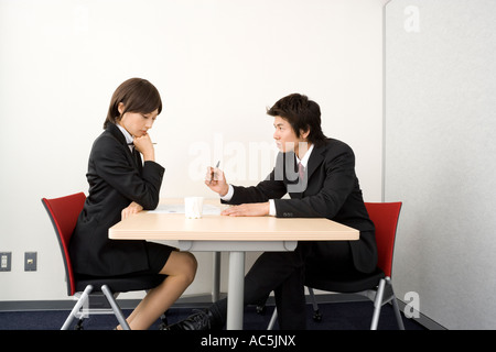 Zwei junge Geschäftsleute treffen Stockfoto